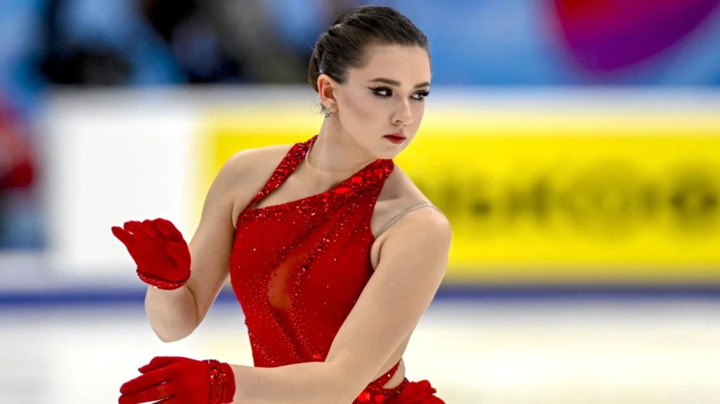 Kamila Valieva actúa en el Megasport Arena de Moscú en noviembre. (Crédito: Sefa Karacan/Anadolu/Getty Images)
