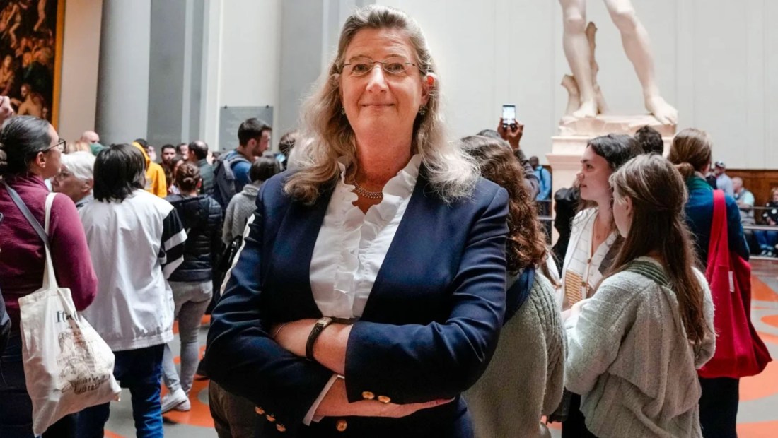 Cecilie Hollberg, directora de la Galleria dell'Accademia, ha sido criticada por sus comentarios sobre el turismo en Florencia. (Crédito: Alessandra Tarantino/AP)