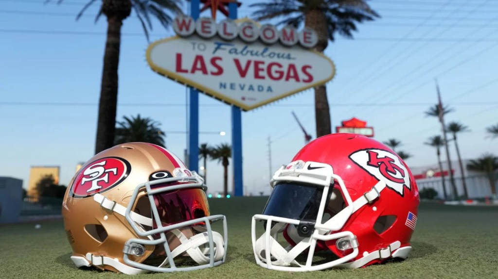 Cascos de los San Francisco 49ers y los Kansas City Chiefs en el cartel de "Bienvenido a la fabulosa Las Vegas". (Crédito: Kirby Lee/USA TODAY Sports/Reuters)