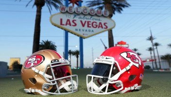 Cascos de los San Francisco 49ers y los Kansas City Chiefs en el cartel de "Bienvenido a la fabulosa Las Vegas". (Crédito: Kirby Lee/USA TODAY Sports/Reuters)