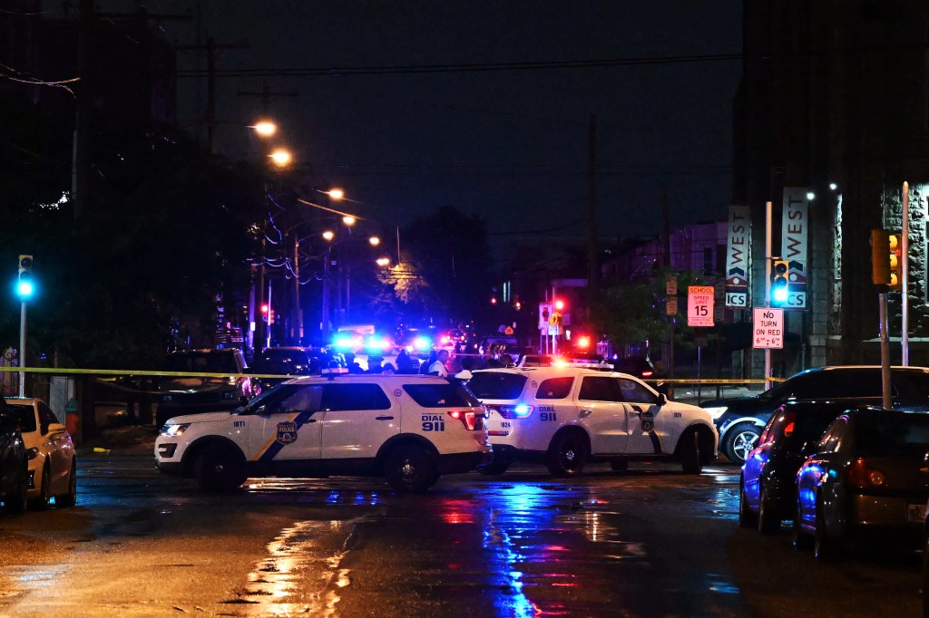 La policía trabaja en una escena de un tiroteo el 3 de julio de 2023 en Filadelfia, Pensilvania.el 3 de julio. (Foto: de Drew Hallowell/Getty Images).
