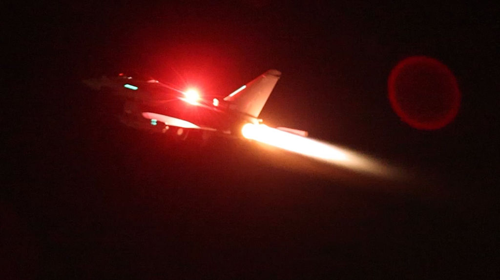 En esta imagen del ministerio de Defensa del Reino Unido, un RAF Typhoon despega para unirse a la coalición que atacó objetivos huthíes en Yemen, el 11 de enero de 2024 (Crédito: CMoD Crown Copyright via Getty Images)