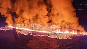 En esta imagen del Departamento de Protección Civil y Gestión de Emergencias de Islandia, del 14 de enero de 2024, se ven ondas de humo y lava que fluye durante una erupción volcánica en las afueras de la ciudad evacuada de Grindavik, en el oeste de Islandia. (Foto: Departamento de Protección Civil y Gestión de Emergencias de Islandia/AFP/vía Getty Images).