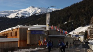 Policía afuera del Centro de Congresos antes del Foro Económico Mundial (FEM) en Davos, Suiza, el domingo 14 de enero de 2024. (Foto: Hollie Adams/Bloomberg vía Getty Images).