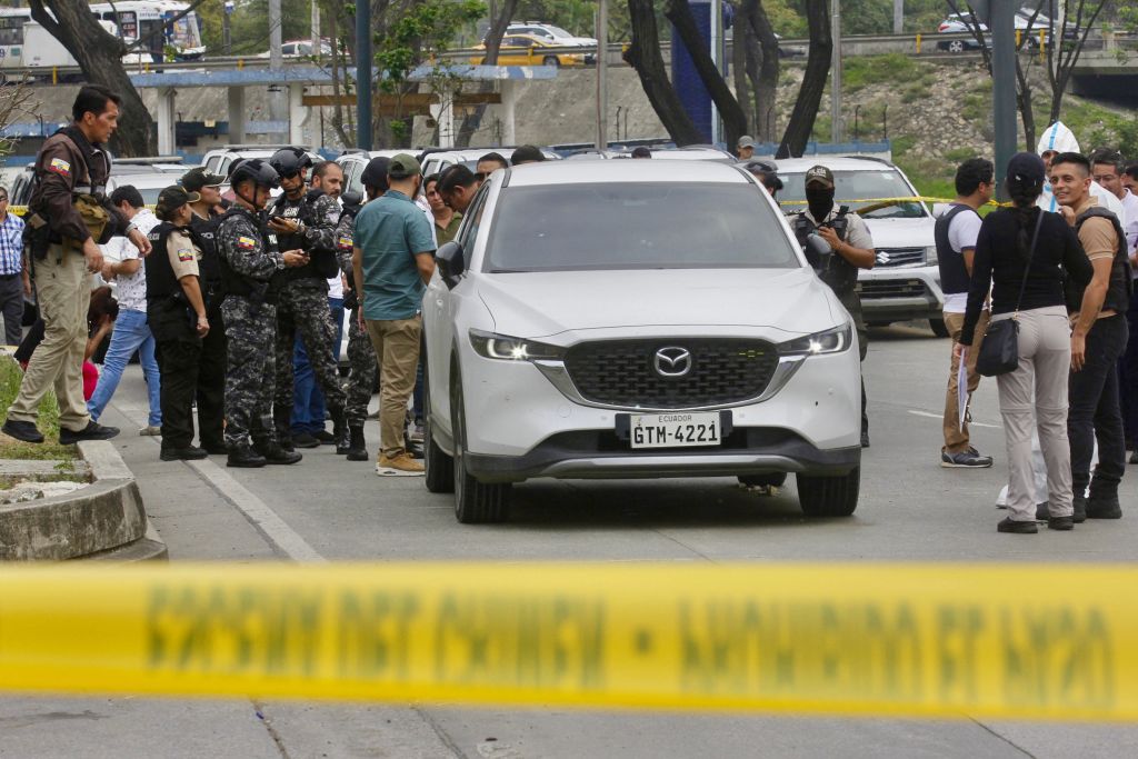 Miembros de la Policía Nacional permanecen en el lugar donde el fiscal César Suárez fue asesinado a tiros en Guayaquil, Ecuador, el 17 de enero de 2024. (Foto: (Foto de STRINGER/AFP) (Foto: Stringer/AFP vía Getty Images).