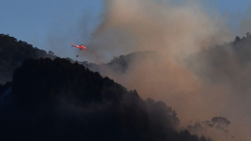 Un helicóptero sobrevuela sobre los incendios en Bogotá el 22 de enero de 2024. (Crédito: Daniel Munoz/VIEWpress)