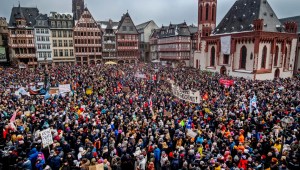 Miles de personas protestan el sábado contra el partido AfD y el extremismo de derecha en Frankfurt. (Michael Probst/AP)