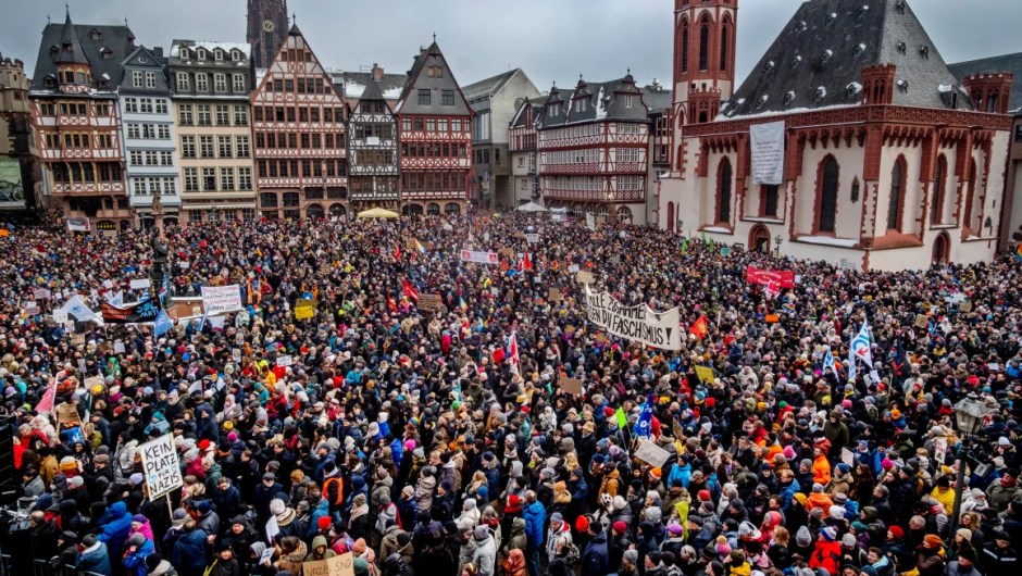 Miles de personas protestan el sábado contra el partido AfD y el extremismo de derecha en Frankfurt. (Michael Probst/AP)