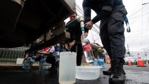 Personas recogen agua de camiones del Instituto Costarricense de Acueductos y Alcantarillados (AyA) en San José, Costa Rica, el 26 de enero de 2024. (Foto de EZEQUIEL BECERRA/AFP vía Getty Images)