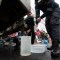 Personas recogen agua de camiones del Instituto Costarricense de Acueductos y Alcantarillados (AyA) en San José, Costa Rica, el 26 de enero de 2024. (Foto de EZEQUIEL BECERRA/AFP vía Getty Images)