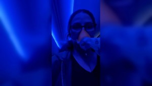 Stephanie King usando una máscara de oxígeno mientras grababa un video a bordo de su vuelo de Alaska Airlines el viernes 5 de enero. (Cortesía Stephanie King)
