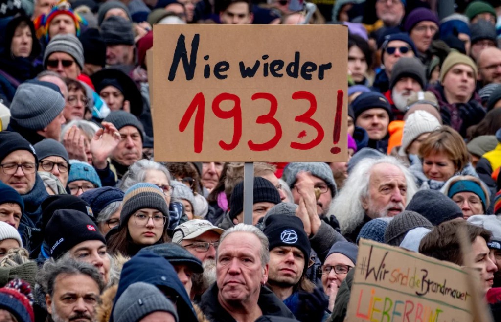 La gente protesta en Frankfurt el sábado con una pancarta que decía "¡Nunca más 1933!". (Michael Probst/AP)