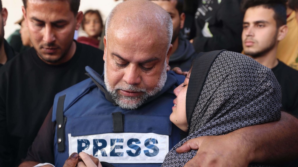 El jefe de la oficina de Al Jazeera en Gaza, Wael Al-Dahdouh, abraza a su hija durante el funeral de su hijo Hamza Wael Al-Dahdouh en Rafah, Gaza, el 7 de enero. (Foto: AFP/Getty Images)