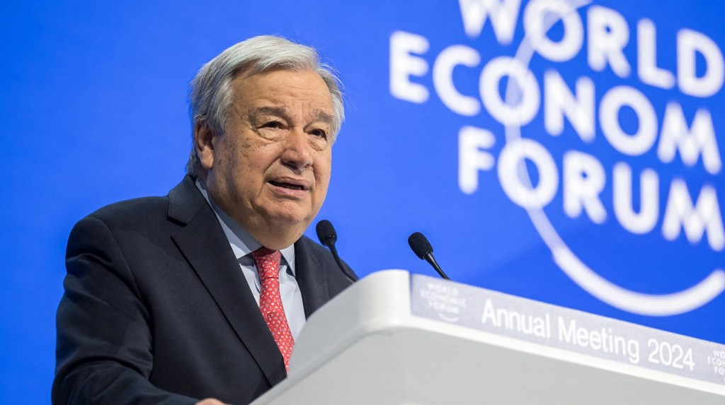 El secretario general de la ONU, António Guterres, se dirige a la asamblea durante la reunión del Foro Económico Mundial (FEM) en Davos, Suiza, el 17 de enero. (Foto: Fabrice Coffrini/AFP/Getty Images).