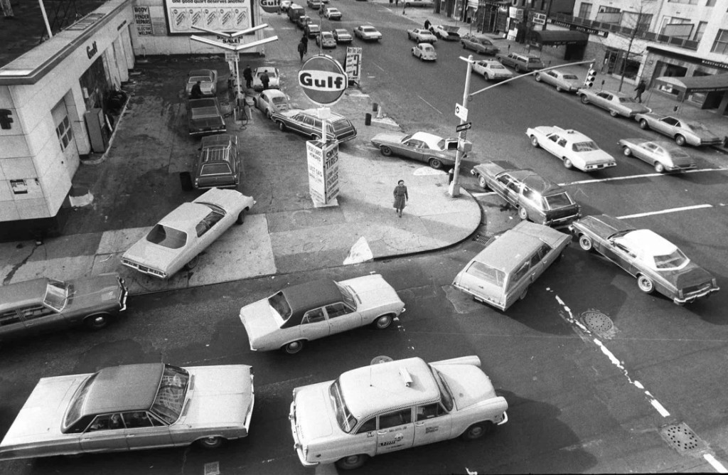 En esta fotografía de archivo del 23 de diciembre de 1973, los autos se alinean en dos direcciones en una gasolinera en la ciudad de Nueva York. La derecha sobre rojo fue una herramienta para ahorrar gasolina durante la crisis del petróleo de los años 1970.
