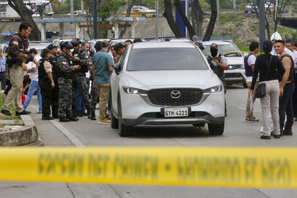Miembros de la Policía Nacional permanecen en el lugar donde el fiscal César Suárez fue asesinado a tiros en Guayaquil, Ecuador, el 17 de enero de 2024. (Foto de CHRISTIAN VINUEZA/AFP vía Getty Images)