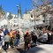 La gente se reúne frente a un edificio destruido en un ataque israelí en Damasco, Siria, el sábado. (Louai Beshara/AFP/Getty Images)