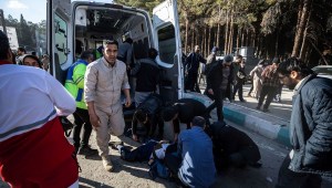 La gente acude a ayudar después de una explosión en Kerman, Irán, el miércoles 3 de enero. (Mahdi Karbakhsh Ravari/Mehr News Agnecy/AP)