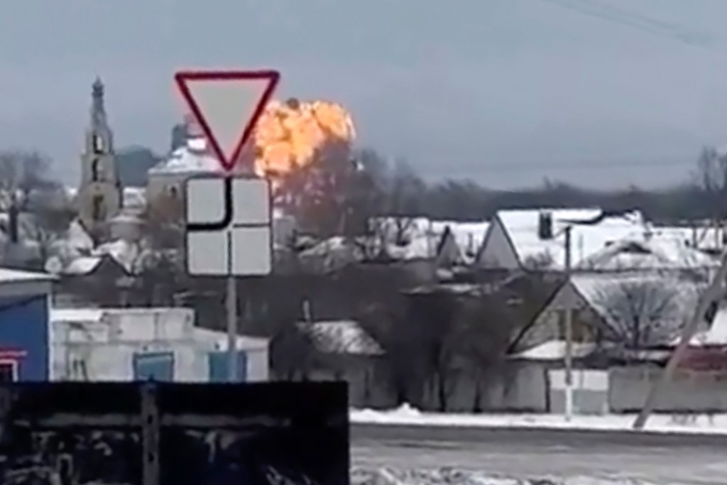 Una captura de pantalla de un video colgado en redes sociales muestra las llamas que se elevan desde el lugar donde se estrelló un avión cerca de Yablonovo, en la región rusa de Belgorod, el miércoles 24 de enero. (Crédito: redes sociales/AP)