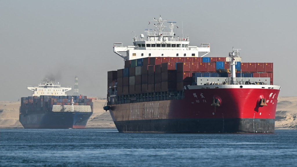 Los barcos transitan por el Canal de Suez hacia el mar Rojo el 10 de enero, en Ismailia, Egipto. (Foto: Sayed Hassan/Getty Images).