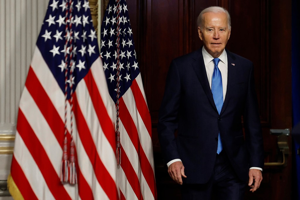 El presidente de Estados Unidos, Joe Biden, llega a una reunión en Washington, DC, el 13 de diciembre de 2023. (Chip Somodevilla/Getty Images)