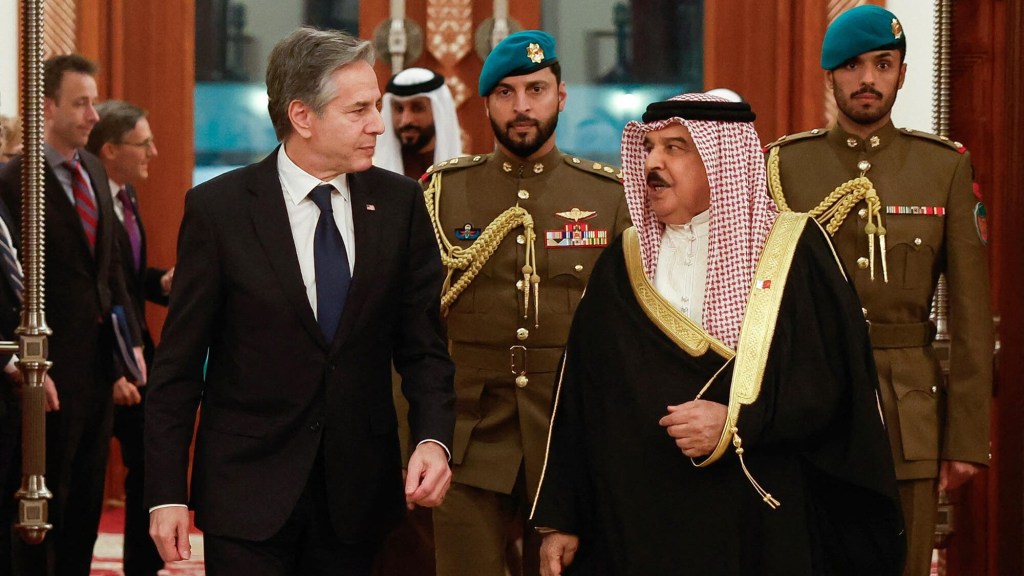 El secretario de Estado de Estados Unidos, Antony Blinken, a la izquierda, camina con el rey de Bahrein, Hamad bin Isa al-Khalifa, en Manama, Bahrein, el 10 de enero. (Foto: Evelyn Hockstein/Reuters).