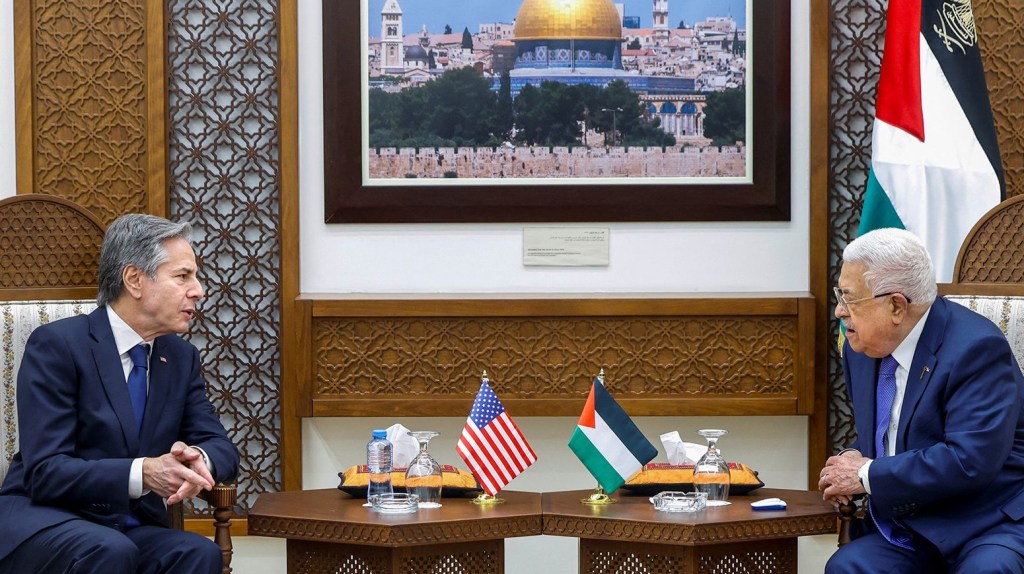 El secretario de Estado de Estados Unidos, Antony Blinken, a la izquierda, se reúne con el presidente del Gobierno Autónomo Palestino, Mahmoud Abbas, en Ramallah, en la Ribera Occidental el 10 de enero. (Foto: Evelyn Hockstein/Reuters).