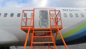 Un plástico cubre el exterior del área del tapón del fuselaje del vuelo 1282 de Alaska Airlines Boeing 737-9 Max. (Foto: Handout/NTSB/Getty Images).
