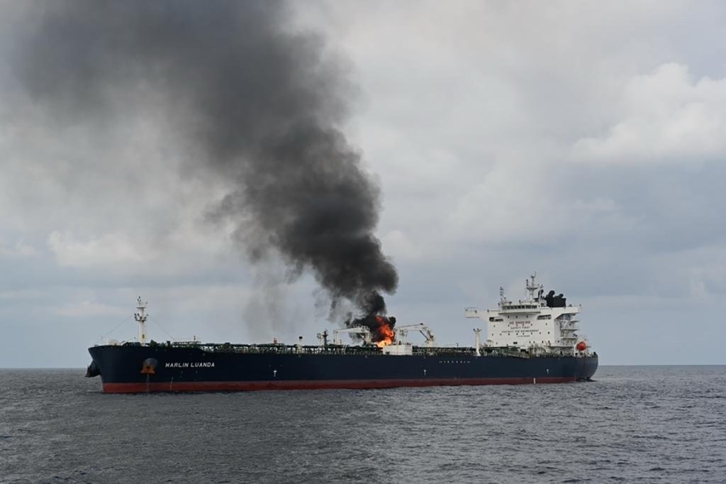 Las imágenes muestran al buque Marlin Luanda en llamas en el golfo de Adén después de que, según informes, fue alcanzado por un misil antibuque disparado desde una zona de Yemen controlada por los hutíes. (Foto: @indiannavy/X).