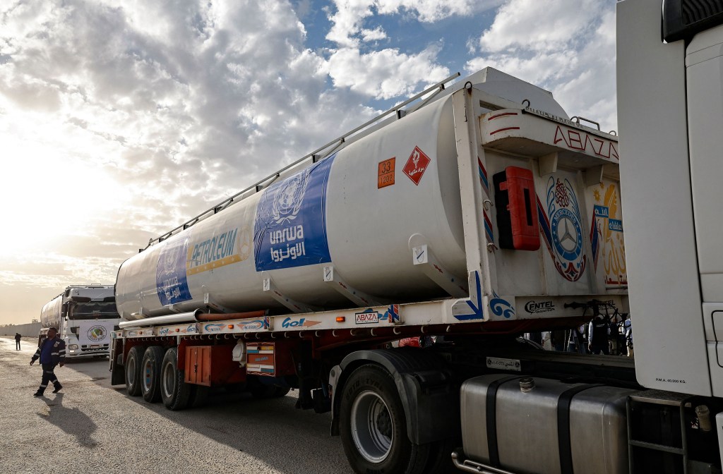 Los camiones de la Agencia de Obras Públicas y Socorro de las Naciones Unidas para los Refugiados de Palestina en Medio Oriente (UNRWA) que transportan combustible llegan al lado egipcio del cruce fronterizo de Rafah con Gaza el 22 de noviembre de 2023. (Khaled Desouki/AFP/Getty Images)