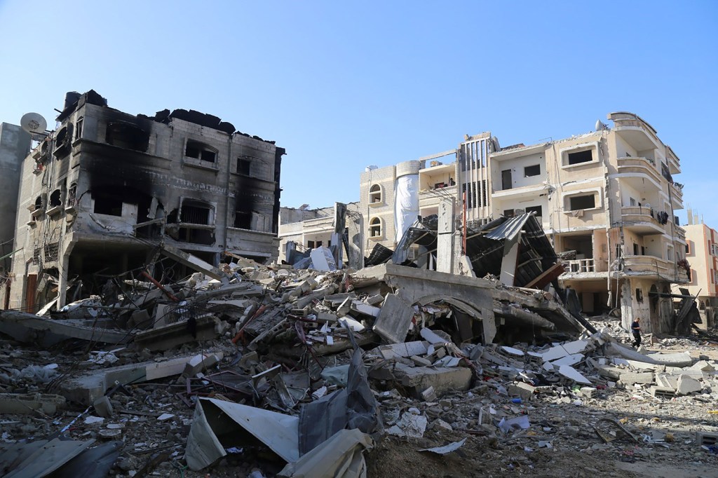 Edificios destruidos en el campo de refugiados de Jabalia, en el norte de Gaza, vistos el 1 de enero (Abdul Rahman Salama/Xinhua/Getty Images)