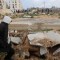 Palestinos revisan tumbas dañadas en un cementerio tras una incursión israelí en Khan Younis, Gaza, el 17 de enero. (Ahmed Zakot/Reuters)