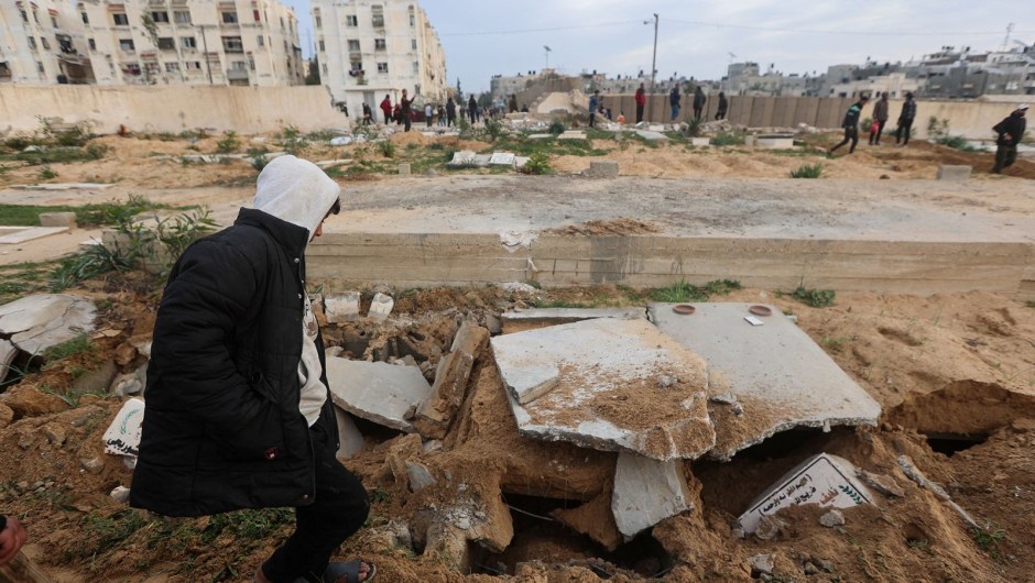Palestinos revisan tumbas dañadas en un cementerio tras una incursión israelí en Khan Younis, Gaza, el 17 de enero. (Ahmed Zakot/Reuters)