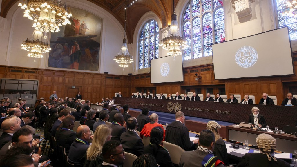 Personas sentadas dentro de la Corte Internacional de Justicia (CIJ) en La Haya, Países Bajos, el 11 de enero. (Foto: Thilo Schmuelgen/Reuters).