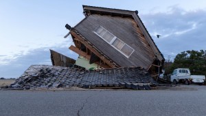 Una casa dañada por un terremoto en Nanao, Japón. (Foto de Buddhika Weerasinghe/Getty Images)