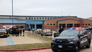 Agentes encargados de hacer cumplir la ley trabajan en la escena de un tiroteo en la Perry High School en Perry, Iowa, este jueves. (Crédito: Scott Morgan/Reuters)