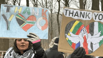 Manifestantes agradecen a Sudáfrica por presentar un caso ante la Corte Internacional de Justicia alegando que los ataques de Israel contra Gaza violan la Convención sobre Genocidio el 11 de enero de 2024. (Foto de Erbil Basay/Anadolu vía Getty Images)