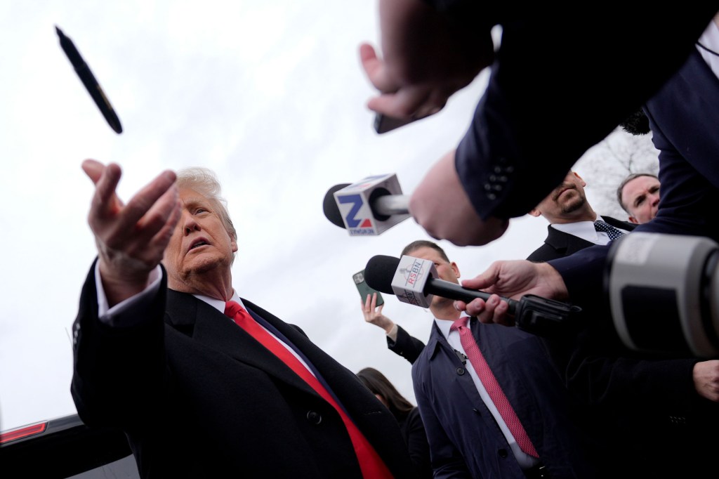 El expresidente Donald Trump lanza un bolígrafo mientras se dirige a la prensa durante un acto de campaña en Londonderry, New Hampshire, el martes. (Matt Rourke/AP)