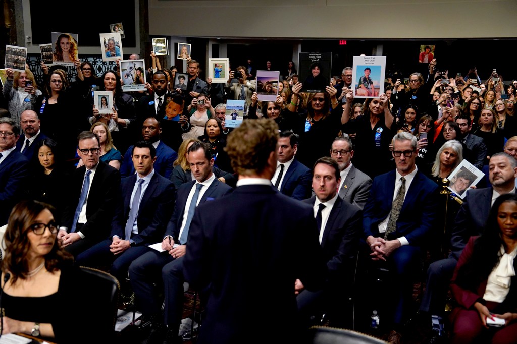 Mark Zuckerberg, en el centro, se dirige al público durante la audiencia de este miércoles de la Comisión Judicial del Senado en la ciudad de Washington. (Crédito: Kent Nishimura/Bloomberg/Getty Images)