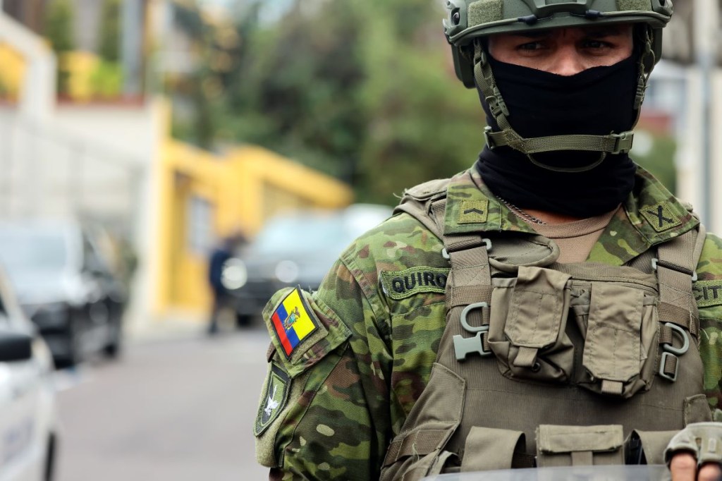 Un soldado hace guardia afuera de Canela Radio el 10 de enero de 2024 en Quito, Ecuador. (Franklin Jacome/Agencia Press South/Getty Images)
