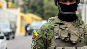 Un soldado hace guardia afuera de Canela Radio el 10 de enero de 2024 en Quito, Ecuador. (Franklin Jacome/Agencia Press South/Getty Images)
