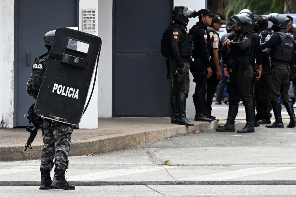 Miembros de la policía ecuatoriana se preparan afuera de las instalaciones del canal de televisión TC de Ecuador después de que hombres armados irrumpieran en el estudio de televisión estatal en vivo el 9 de enero de 2024, en Guayaquil, Ecuador. (Foto de MARCOS PIN/AFP vía Getty Images)