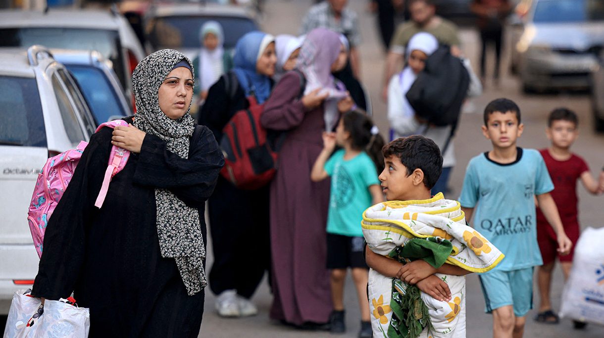 Palestinos huyen a zonas más seguras en la ciudad de Gaza después de los ataques aéreos israelíes, el 13 de octubre de 2023. (Foto: Mahmud Hams/AFP/Getty Images).