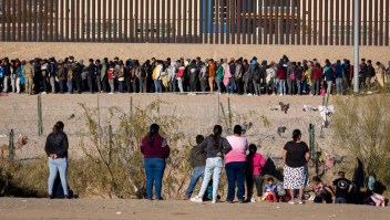 Migrantes esperan frente a alambre de púas en Ciudad Juárez, México, el 29 de diciembre de 2023. (David Peinado/Anadolu/Getty Images)