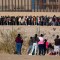 Migrantes esperan frente a alambre de púas en Ciudad Juárez, México, el 29 de diciembre de 2023. (David Peinado/Anadolu/Getty Images)