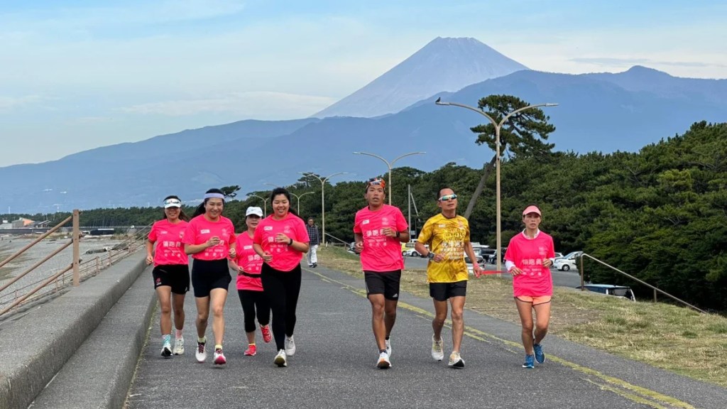 Gary Leung, segundo desde la derecha, está rodeado de corredores guía durante su carrera benéfica de 40 días hasta la cima de la isla principal de Japón, Honshu. (The Roly-Poly Inclusion Movement Association)