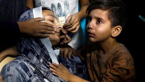 Un niño palestino llora junto a su madre después de que lo llevaron de urgencia al hospital Nasser, tras un ataque israelí, en Khan Younis, sur de Gaza, el 13 de noviembre de 2023. (Foto: Mohammed Salem/Reuters).