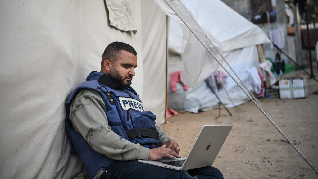  Miembro de la prensa sentado junto a una tienda de campaña mientras intenta conectarse a Internet en Rafah, Gaza, el 14 de enero. (Foto: Abed Zagout/Anadolu/Getty Images).