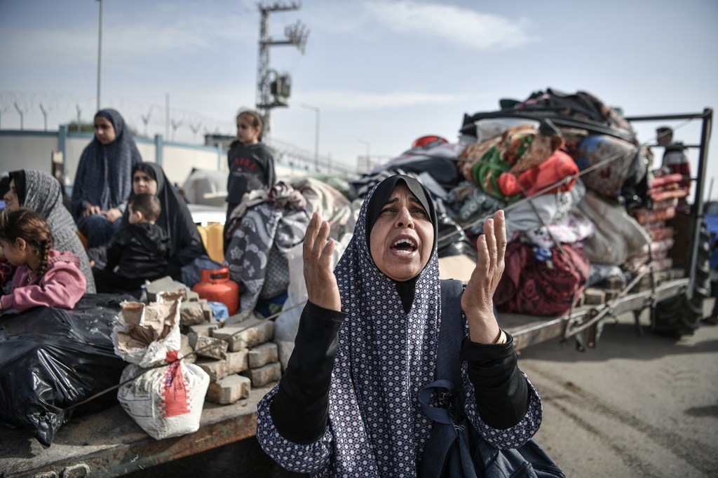 Familias palestinas en camino a Rafah con la esperanza de encontrar un lugar más seguro después de migrar desde Nuseirat debido a los intensos ataques israelíes en la Ciudad de Gaza el 23 de diciembre de 2023. (Abed Zagout/Anadolu/Getty Images)