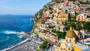 Italia es un destino popular entre las personas que desean mudarse al extranjero. Esta es una vista panorámica de Positano en la costa de Amalfi. ¿Pero sería este lugar un buen hogar? (Antonel/iStockphoto/Getty Images)